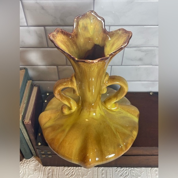 Vintage MCM Blue Mountain Pottery 2 Handle Vase Glossy Yellow & Brown Glaze - Picture 3 of 16